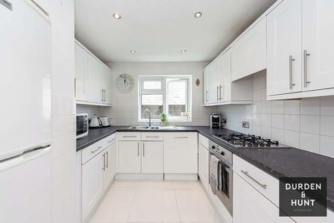 8 The Chestnuts, Abridge, Romford, RM4 1UE