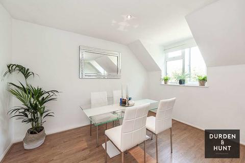 8 The Chestnuts, Abridge, Romford, RM4 1UE