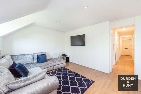 8 The Chestnuts, Abridge, Romford, RM4 1UE