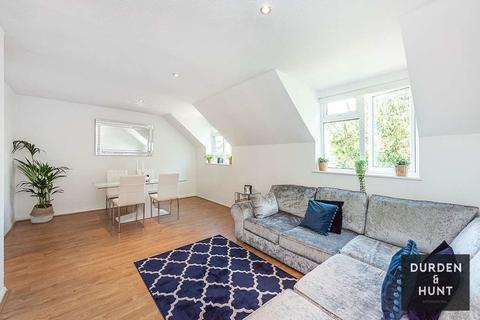 8 The Chestnuts, Abridge, Romford, RM4 1UE
