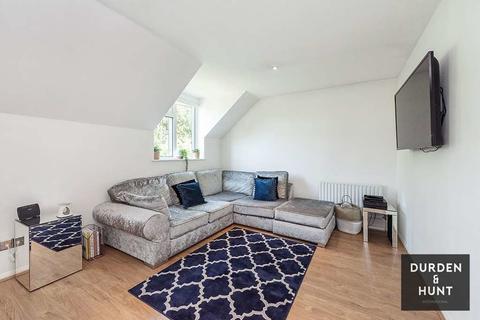 8 The Chestnuts, Abridge, Romford, RM4 1UE
