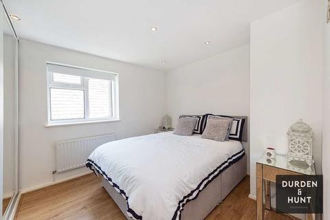 8 The Chestnuts, Abridge, Romford, RM4 1UE