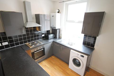 6 bedroom terraced house to rent, Delph Mount, Woodhouse, Leeds, LS6 2HS