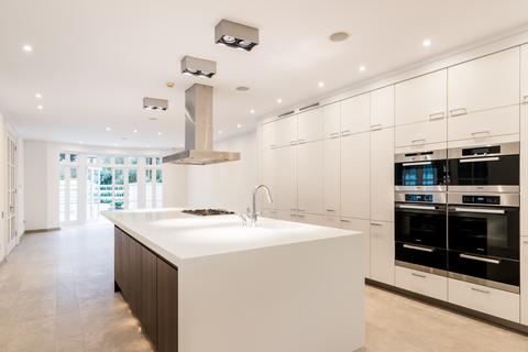 5 Roehampton Gate, London, SW15 5JR