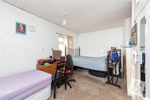 12 Kingsbridge Close, Romford, RM3 8PB
