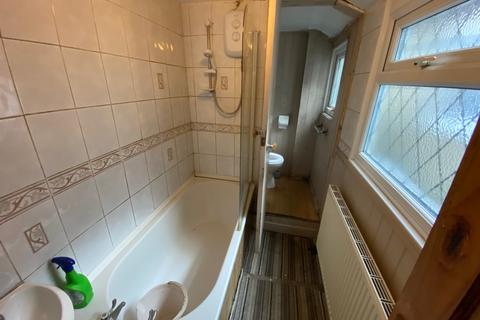 7 Amos Hill, Tonypandy, CF40 1PW