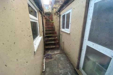 7 Amos Hill, Tonypandy, CF40 1PW