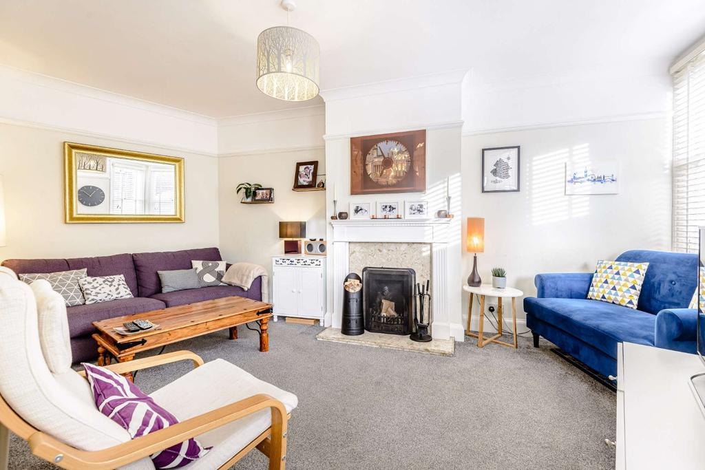 Ladysmith Road, St. Albans, Hertfordshire 3 bed semidetached house £