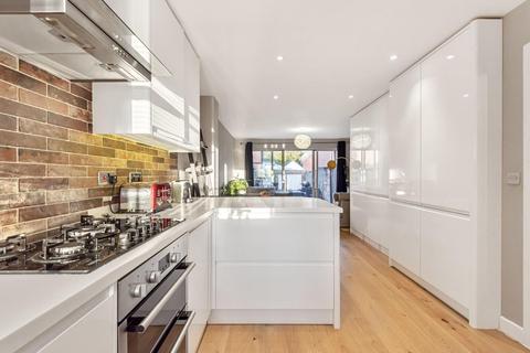25 Baynton Road, Woking, GU22 8JT