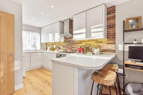 25 Baynton Road, Woking, GU22 8JT