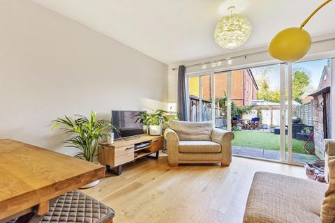 25 Baynton Road, Woking, GU22 8JT