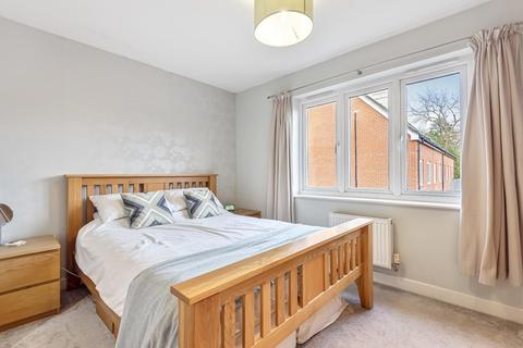 25 Baynton Road, Woking, GU22 8JT