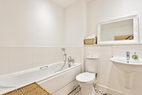 25 Baynton Road, Woking, GU22 8JT
