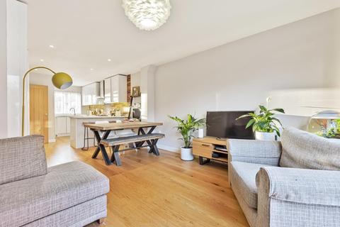 25 Baynton Road, Woking, GU22 8JT