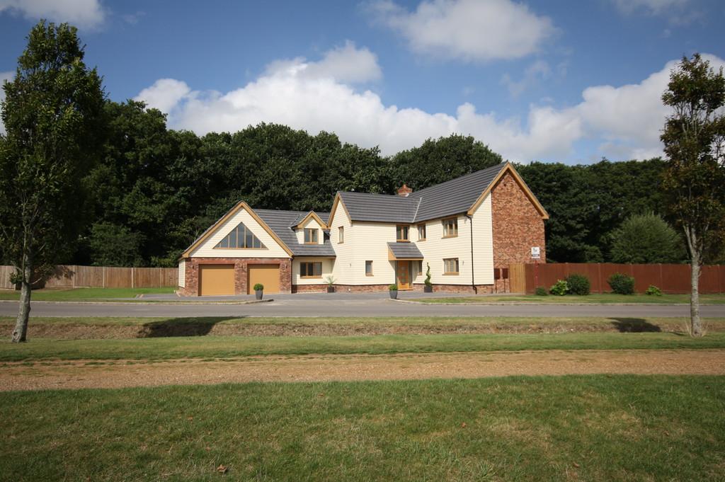Skylark Meadows, Fareham 5 bed detached house £3,000 pcm (£692 pw)