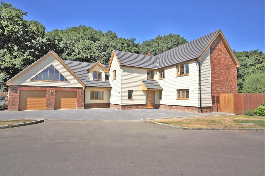 Skylark Meadows, Fareham 5 bed detached house £3,000 pcm (£692 pw)