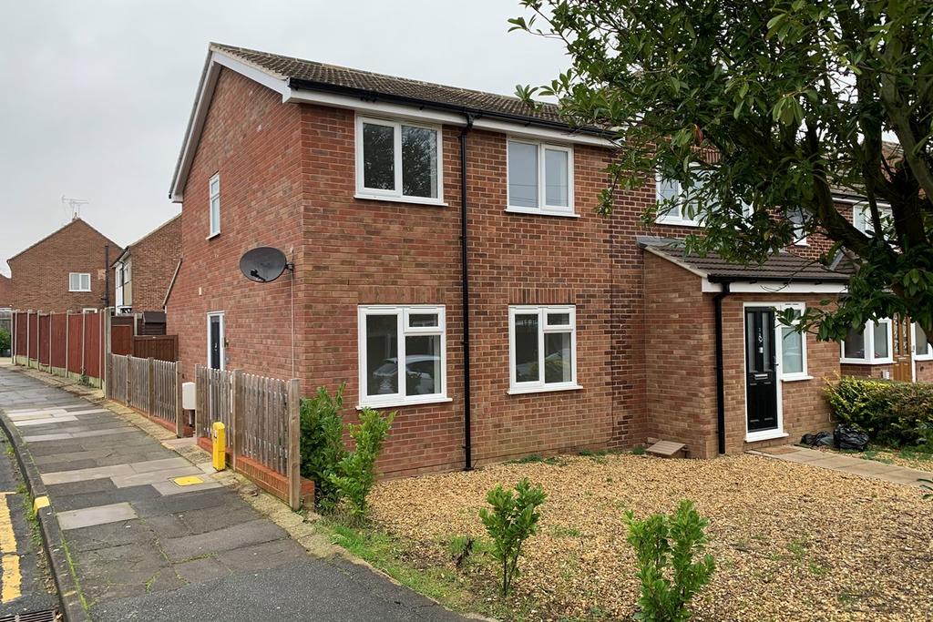 St Anthonys Drive, Moulsham Lodge, Chelmsford, CM2 2 bed terraced house £1,150 pcm (£265 pw)