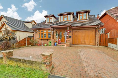 8 Belchamps Way, Hockley, SS5 4NT