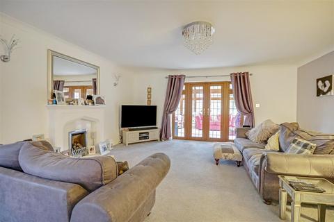 8 Belchamps Way, Hockley, SS5 4NT