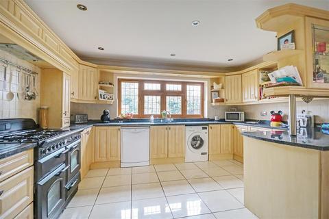 8 Belchamps Way, Hockley, SS5 4NT