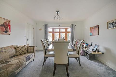 8 Belchamps Way, Hockley, SS5 4NT