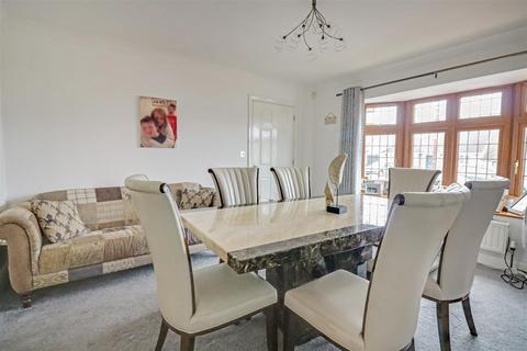 8 Belchamps Way, Hockley, SS5 4NT