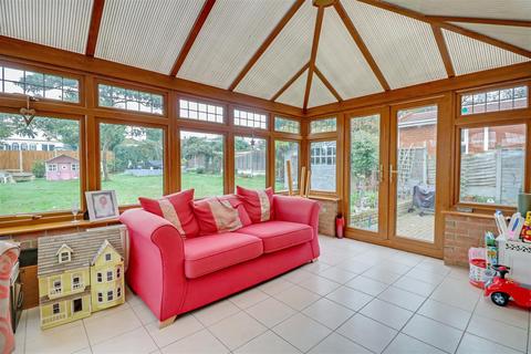 8 Belchamps Way, Hockley, SS5 4NT