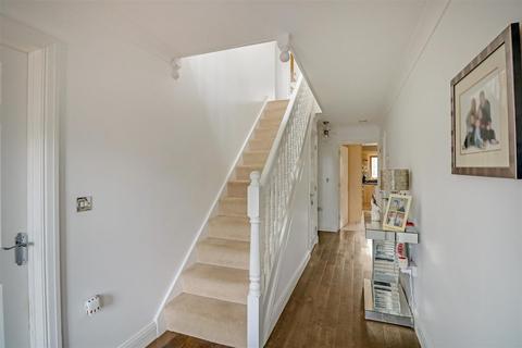 8 Belchamps Way, Hockley, SS5 4NT