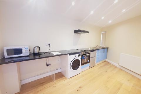 Studio to rent, Garrick Avenue, Golders Green, NW11