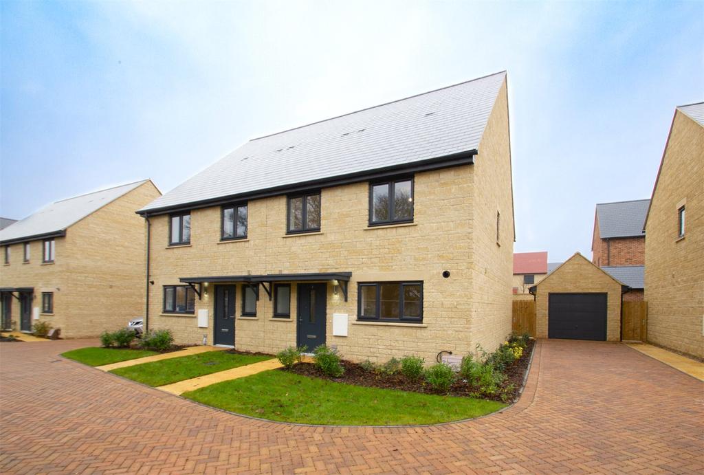 Chalgrove Gardens, Carterton, OX18 4 bed semidetached house £1,350