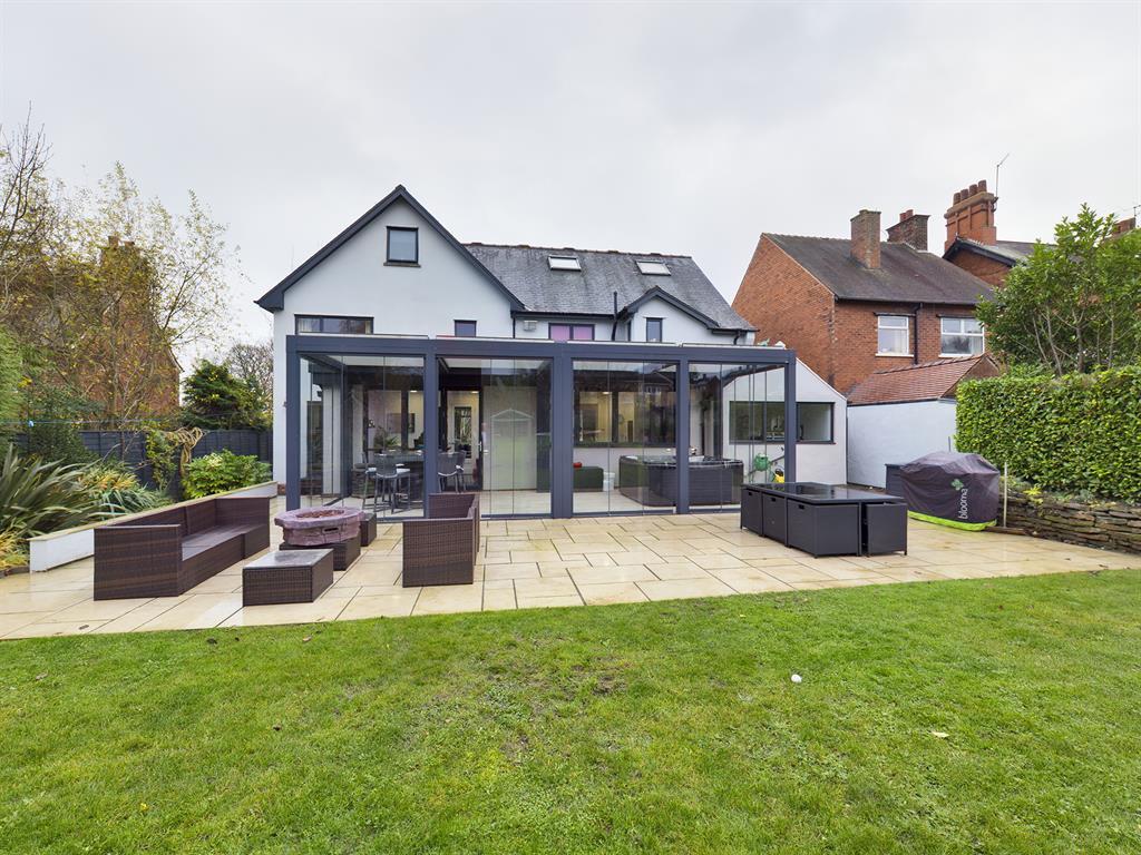 St. Johns Road, Newbold, Chesterfield, S41 8PE 5 bed detached house £