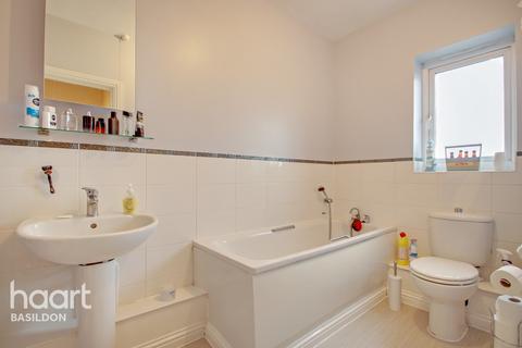 10 Beeston Courts, Laindon, Basildon, SS15 5FP