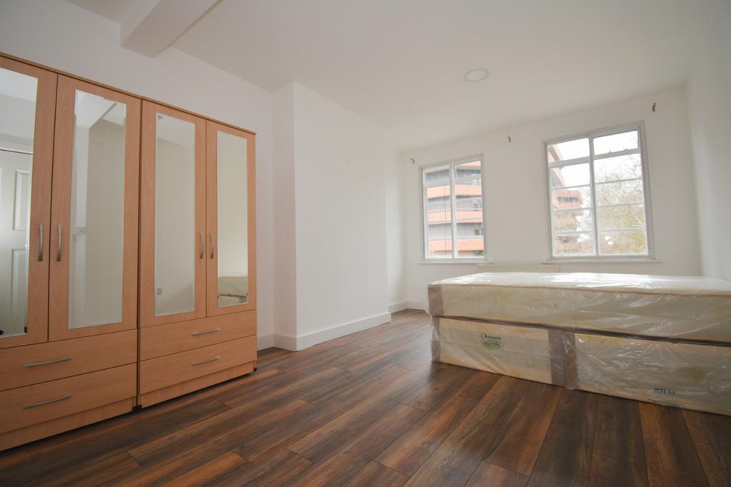 New Broadway, Ealing, W5 1 bed in a flat share £900 pcm (£208 pw)