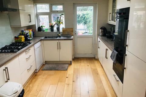 1 bedroom in a house share to rent, DOUBLE ROOM FOR SIGLE LADY AVAILABLE NOW