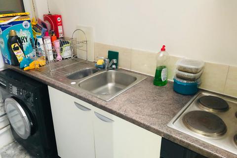 1 bedroom in a house share to rent, DOUBLE ROOM FOR SIGLE LADY AVAILABLE NOW