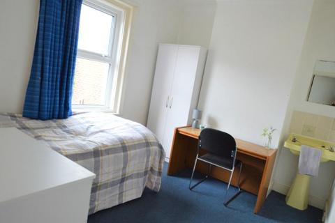 1 bedroom in a house share to rent, 7 Malmesbury Park Place, Bournemouth BH8