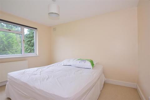 8 The Close, Dartford, DA2 7ES