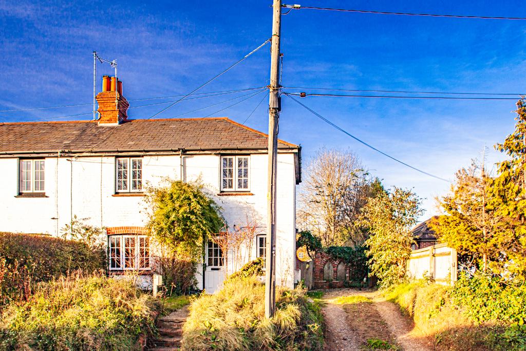 2 Reading Road, Goring on Thames, RG8 3 bed character property £995