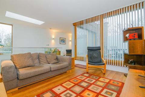 9 Southmead Gardens, Teddington, TW11 9EZ