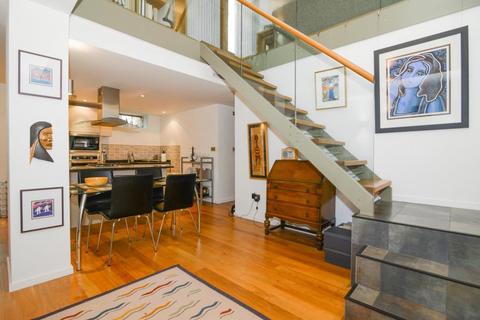 9 Southmead Gardens, Teddington, TW11 9EZ