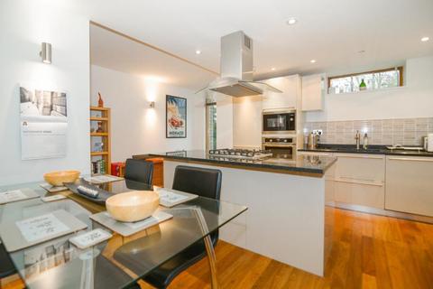9 Southmead Gardens, Teddington, TW11 9EZ