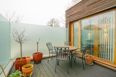 9 Southmead Gardens, Teddington, TW11 9EZ
