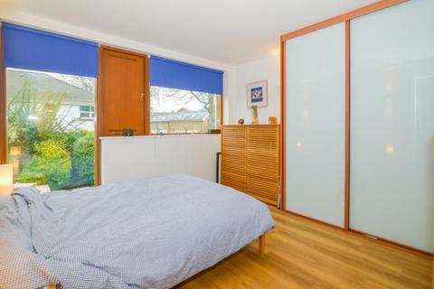 9 Southmead Gardens, Teddington, TW11 9EZ