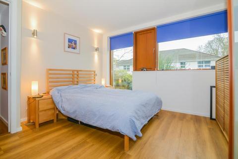 9 Southmead Gardens, Teddington, TW11 9EZ