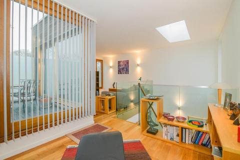 9 Southmead Gardens, Teddington, TW11 9EZ