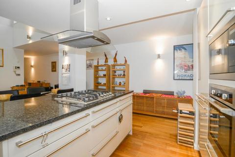 9 Southmead Gardens, Teddington, TW11 9EZ