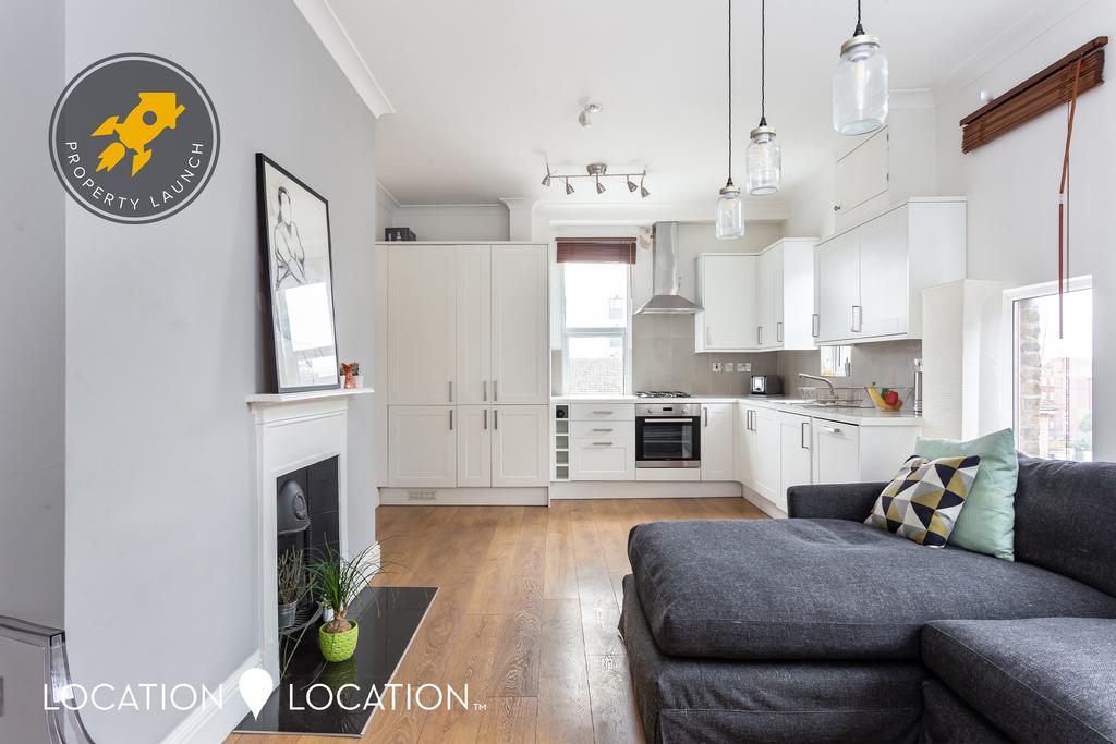 050920204 LLSN  Carlton Mansions Holmleigh Road...