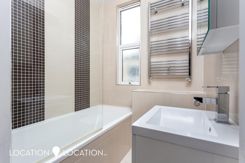 050920204 LLSN  Carlton Mansions Holmleigh Road...