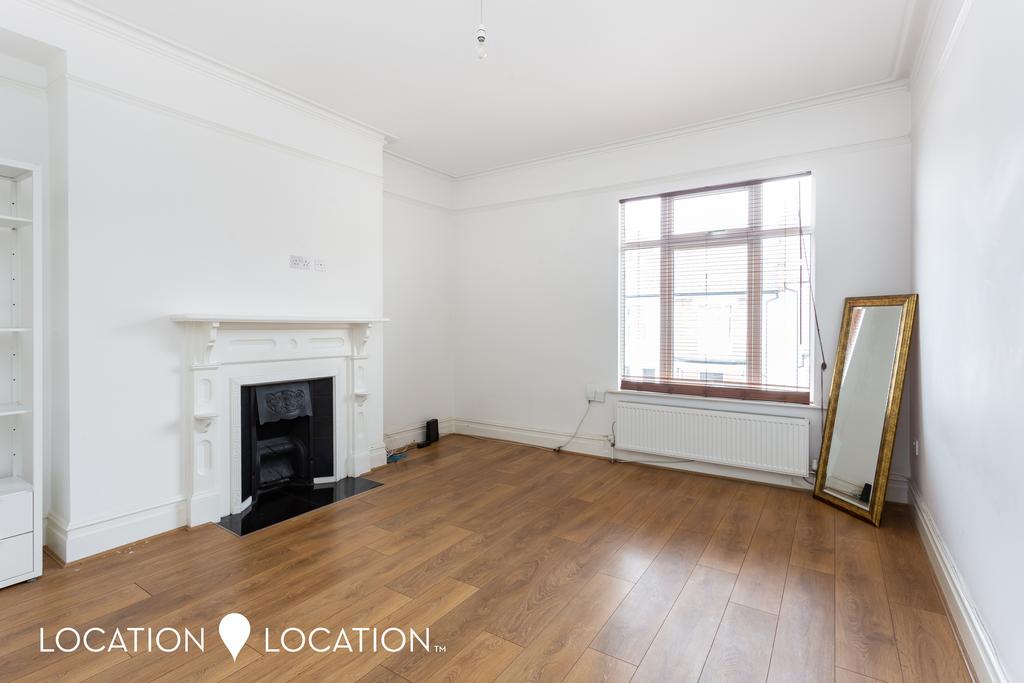 050920204 LLSN  Carlton Mansions Holmleigh Road...