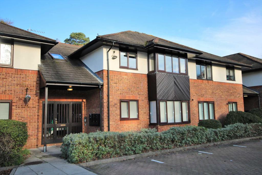 Lakeside Court, Fleet, Hampshire 2 bed apartment £950 pcm (£219 pw)